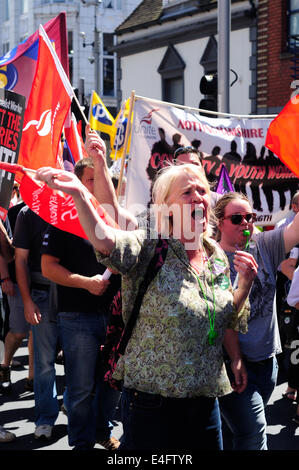 Nottingham, Vereinigtes Königreich. 10. Juli 2014. Nuss, Unite, GMB, PCS und FBU Marsch durch die Innenstadt von Nottingham, über drei Thundred teilgenommen haben, protestieren über Zahlen, Schnitten, Pensionskürzungen und öffentlichen Servies Schnitt, viele Schulen in der Umgebung wurden für den Tag geschlossen. Bildnachweis: Ian Francis/Alamy Live-Nachrichten Stockfoto