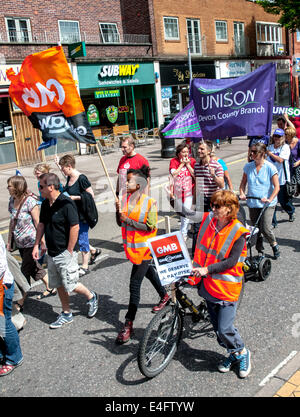 Exeter, Devon, UK. 10. Juli 2014. GMB und UNISON Mitglieder spazieren Sidwell Straße während der öffentlichen Sektor Arbeitnehmer nationalen Aktionstag in Exeter City Centre am 10. Juli 2014 in Exeter, Devon, UK Credit: Clive Chilvers/Alamy Live News Stockfoto