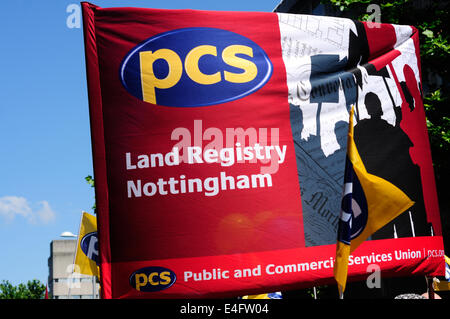 Nottingham, Vereinigtes Königreich. 10. Juli 2014. Nuss, Unite, GMB, PCS und FBU Marsch durch die Innenstadt von Nottingham, über drei Thundred teilgenommen haben, protestieren über Zahlen, Schnitten, Pensionskürzungen und öffentlichen Servies Schnitt, viele Schulen in der Umgebung wurden für den Tag geschlossen. Bildnachweis: Ian Francis/Alamy Live-Nachrichten Stockfoto