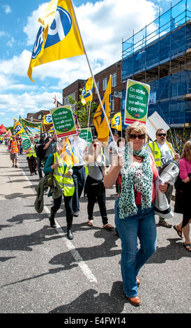 Exeter, Devon, UK. 10. Juli 2014. PCS-Mitglieder zu Fuß entlang der Exeter High Street während der öffentlichen Sektor Arbeitnehmer nationalen Aktionstag in Exeter City Centre am 10. Juli 2014 in Exeter, Devon, UK Credit: Clive Chilvers/Alamy Live News Stockfoto