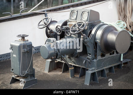 Nahaufnahme Foto der Bug-Ankerwinde am Schiffsdeck Stockfoto