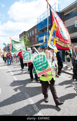 Exeter, Devon, UK. 10. Juli 2014. PCS und Exeter Gewerkschaft Rat Mitglieder walk entlang Exeter High Street in den öffentlichen Sektor Arbeitnehmer nationalen Aktionstag in Exeter City Centre am 10. Juli 2014 in Exeter, Devon, UK Credit: Clive Chilvers/Alamy Live News Stockfoto