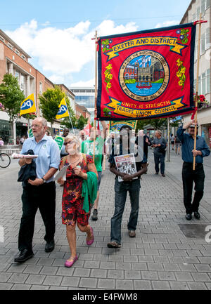 Exeter, Devon, UK. 10. Juli 2014. Exeter Gewerkschaft Ratsmitglieder und sozialistischen Arbeiter zu Fuß entlang der Exeter High Street während der öffentlichen Sektor Arbeitnehmer nationalen Aktionstag in Exeter City Centre am 10. Juli 2014 in Exeter, Devon, UK Credit: Clive Chilvers/Alamy Live News Stockfoto