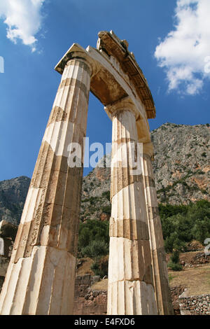 Dorische Säulen von der Tholos im Heiligtum der Athena Pronaia in Delphi, Griechenland. Stockfoto