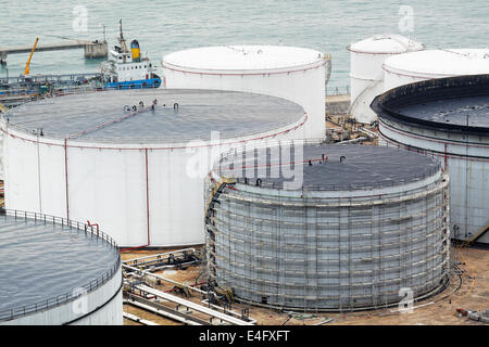 Öltank in Hong Kong am Tag hautnah Stockfoto