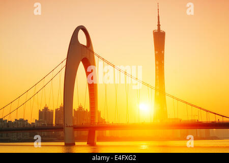 Zhujiang Fluss und modernes Gebäude des Finanzviertels in Guangzhou China. Stockfoto