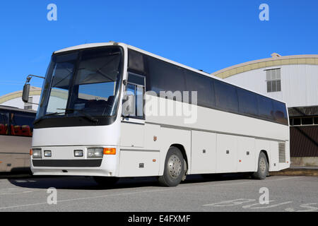 Weiße Reisebus auf einem Busparkplatz an einem sonnigen Tag warten auf Fahrgäste. Stockfoto