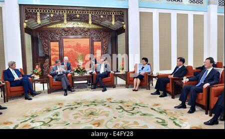 (140710)--Peking, 10. Juli 2014 (Xinhua)--der chinesische Ministerpräsident Li Keqiang (3. L, vorn) trifft sich mit US-Außenminister John Kerry (1. L) und Finanzminister Jacob Lew (2. L Front) in Peking, Hauptstadt von China, 10. Juli 2014. John Kerry und Jacob Lew kamen hier zur Teilnahme an der sechsten Runde von China und den USA strategischen und wirtschaftlichen Dialog und der fünften Runde von China und den USA hochrangigen Konsultation an People to People Exchange. (Xinhua/Li Tao) (mp) Stockfoto