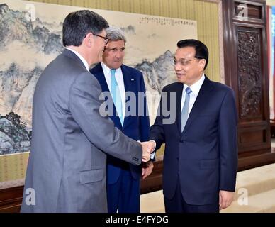 (140710)--Peking, 10. Juli 2014 (Xinhua)--Chinese Premier Li Keqiang (R) trifft sich mit U.S. Secretary of State John Kerry (C) und Treasury Secretary Jacob Lew (L) in Peking, Hauptstadt von China, 10. Juli 2014. John Kerry und Jacob Lew kamen hier zur Teilnahme an der sechsten Runde von China und den USA strategischen und wirtschaftlichen Dialog und der fünften Runde von China und den USA hochrangigen Konsultation an People to People Exchange. (Xinhua/Li Tao) (mp) Stockfoto