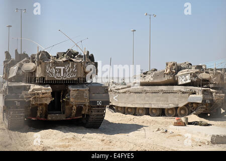 Sderot, Israel. 10. Juli 2014. Israelische Merkava-Panzer sind bei der Erez Crossing in Vorbereitung auf einen IDF-Bodenoffensive in den Gazastreifen zu erreichen. Seit Israel Betrieb Fels in der Brandung, jetzt in seiner dritten Tag über 360 Raketen auf Israel abgefeuert worden und die IDF hat gezielt einige 780 terroristischer Vermögenswerte im Gaza-Streifen. Bildnachweis: Nir Alon/Alamy Live-Nachrichten Stockfoto