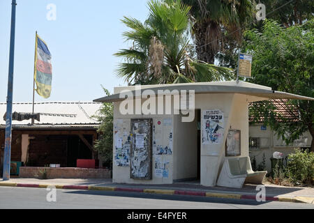 Sderot, Israel. 10. Juli 2014. Eine verstärkte, Beton, bombensicher, Bushaltestelle in der südlichen israelische Stadt Sderot. 500 Millionen NIS wurden in Notunterkünften in dieser Stadt, die nun als "Bomb Shelter Hauptstadt der Welt", investiert 24.000 Einwohner, die im letzten Jahrzehnt 8.600 Raketeneinschläge erlitten haben. Bildnachweis: Nir Alon/Alamy Live-Nachrichten Stockfoto