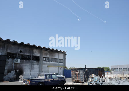 Sderot, Israel. 10. Juli 2014. Ein paar Iron Dome schützende Raketen jagen und fangen zwei eingehende Raketen aus dem Gazastreifen auf Zivilisten in der südlichen israelische Stadt Sderot. Überwachung erfolgt über eine Sderot Lackfabrik direkt getroffen und zerstört nur eine Woche zuvor. Bildnachweis: Nir Alon/Alamy Live-Nachrichten Stockfoto