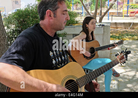 Sderot, Israel. 10. Juli 2014. Zwei junge Bewohner des südlichen israelische Stadt Sderot singen, um Gewalt zu protestieren und eine Botschaft des Friedens zu Terroristen in Gaza zu liefern. Sderot ist 24.000 Einwohner, die im letzten Jahrzehnt 8.600 Raketeneinschläge erlitten haben. Bildnachweis: Nir Alon/Alamy Live-Nachrichten Stockfoto