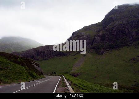 Eine scharfe Biegung in der Straße durch Glencoe in den schottischen Highlands. Stockfoto