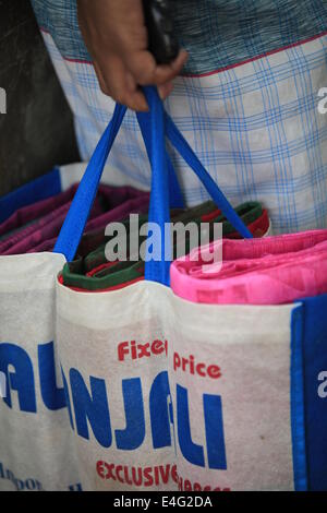 Dhaka, Bangladesch. 10. Juli 2014. Jamdani Sharees ganze Verkaufsmarkt. Ein Sharee ist das traditionelle Kleidungsstück getragen von Frauen auf dem indischen Subkontinent. Es ist ein langer Streifen der gelöste Stoff, von fünf bis neun Yards Länge, die in verschiedenen Stil drapiert werden können. Die allgemeinste Art ist für die Sari mit einem Ende, die dann über die Schulter gelegt um die Taille gewickelt werden.  Das Sharee verfügt über die älteste Existenz in der Welt. Es ist mehr als 5.000 Jahre alt! © Zakir Hossain Chowdhury Zakir/Alamy Live-Nachrichten Stockfoto