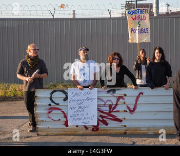 Detroit, Michigan, USA. Gemeinschaft und religiöse Aktivisten blockieren den Eingang zum Homrich, eine Fremdfirma beauftragt, Wasser-Service für die Detroit Bewohner abgeschaltet. Wie er versucht, vor dem Bankrott zu erholen, fährt die Stadt aus Wasser, Zehntausende Einwohner leben in Armut, wer hinter auf ihre Rechnungen. Bildnachweis: Jim West/Alamy Live-Nachrichten Stockfoto