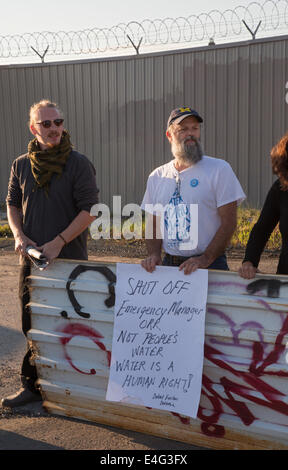 Detroit, Michigan, USA. Gemeinschaft und religiöse Aktivisten blockieren den Eingang zum Homrich, eine Fremdfirma beauftragt, Wasser-Service für die Detroit Bewohner abgeschaltet. Wie er versucht, vor dem Bankrott zu erholen, fährt die Stadt aus Wasser, Zehntausende Einwohner leben in Armut, wer hinter auf ihre Rechnungen. Bildnachweis: Jim West/Alamy Live-Nachrichten Stockfoto