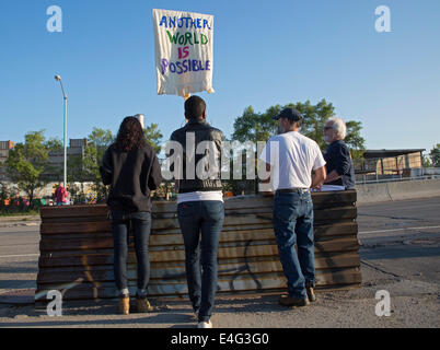 Detroit, Michigan, USA. Gemeinschaft und religiöse Aktivisten blockieren den Eingang zum Homrich, eine Fremdfirma beauftragt, Wasser-Service für die Detroit Bewohner abgeschaltet. Wie er versucht, vor dem Bankrott zu erholen, fährt die Stadt aus Wasser, Zehntausende Einwohner leben in Armut, wer hinter auf ihre Rechnungen. Bildnachweis: Jim West/Alamy Live-Nachrichten Stockfoto