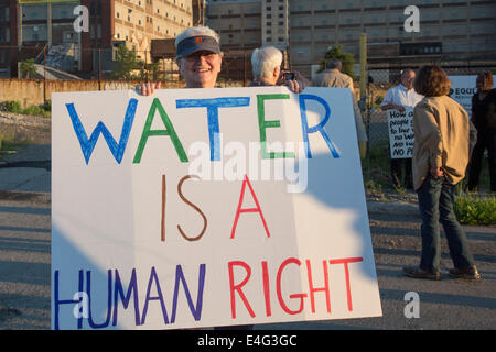 Detroit, Michigan, USA. Gemeinschaft und religiöse Aktivisten blockieren den Eingang zum Homrich, eine Fremdfirma beauftragt, Wasser-Service für die Detroit Bewohner abgeschaltet. Wie er versucht, vor dem Bankrott zu erholen, fährt die Stadt aus Wasser, Zehntausende Einwohner leben in Armut, wer hinter auf ihre Rechnungen. Mary Ellen Howard der Barmherzigen Schwestern nahmen Teil. Bildnachweis: Jim West/Alamy Live-Nachrichten Stockfoto