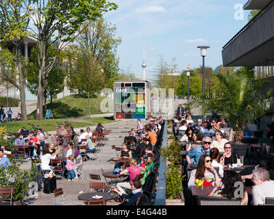 Eine Café-Bar-Restaurant außerhalb der Haus der Welten der Kulturen in Berlin Deutschland Stockfoto