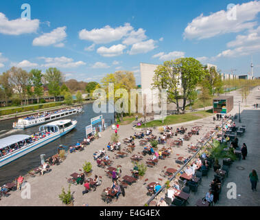 Das Café-Restaurant außerhalb der Haus der Welten der Kulturen in Berlin Deutschland Stockfoto