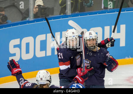 Hilary Knight (USA) feiert nach seinem Tor beim Eishockey Spiel Vs FIN bei den Olympischen Winterspielen mit Alex Carpenter(USA), Stockfoto
