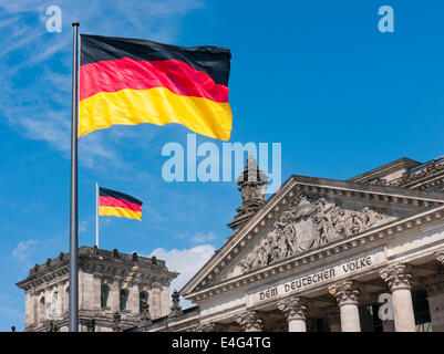 Die deutsche Flagge vor dem Reichstagsgebäude in Berlin Deutschland Stockfoto
