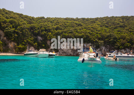 Boote vor Anker in einer geschützten Bucht in Inseln vor Sivota in Griechenland. Stockfoto