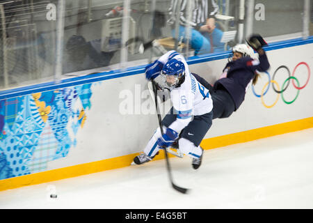 Jenni Hiirikoski (FIN) während Eishockey Spiel Vs USA bei den Olympischen Winterspiele Sotschi 2014 Stockfoto