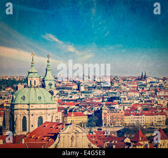 Vintage Retro-Hipster Stil reisen Bild Blick auf Prag von der Prager Burg. Prag, Tschechische Republik mit Grunge Texturen Stockfoto