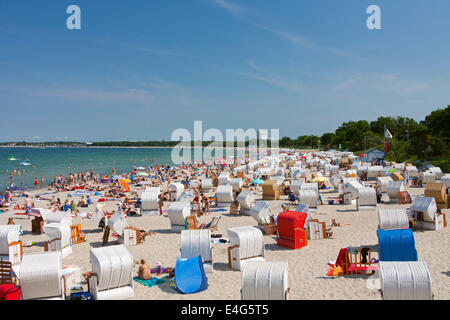 Überdachten Strand Strandkörben am Timmendorfer Strand / Timmendorfer Strand an der Ostsee im Sommer, Ostholstein, Deutschland Stockfoto