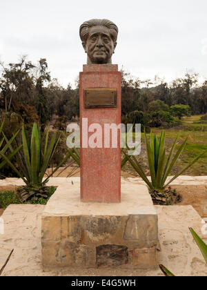 Büste von Julio C. Tello Rojas, Vater der peruanischen Archäologie, in der Ausgrabungsstätte von Pachacamac - Lima, Peru Stockfoto