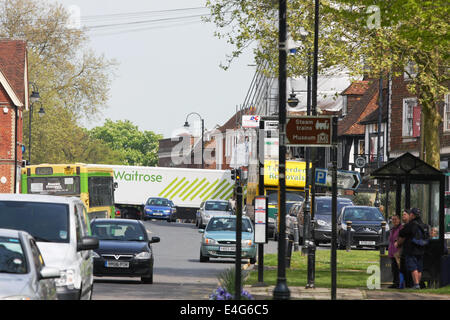 Ein Waitrose LKW blockiert Tenterden, wie sich herausstellt rechts in die Hauptstraße nach Abschluss der Belieferung von örtlichen Supermarkt Stockfoto