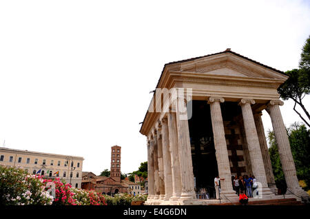 Rom. 10. Juli 2014. Foto aufgenommen am 10. Juli 2014 zeigt der wiedereröffneten Tempel Portunus in Rom, Hauptstadt Italiens. Der Tempel des Portunus eröffnet hier Mittwoch nach einer langen Zeit Restaurierung von World Monuments Fund unterstützt. Tempel des Portunus wurde 75 v. Chr. erbaut, und es war der Haupttempel der Gott Portunus in Rom gewidmet. © Xu Nizhi/Xinhua/Alamy Live-Nachrichten Stockfoto