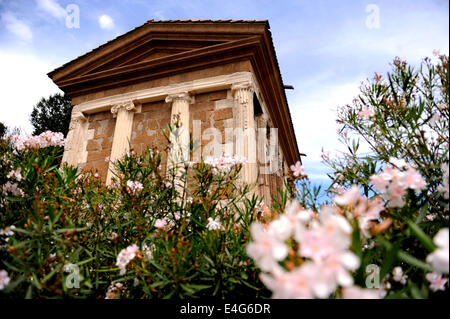 Rom. 10. Juli 2014. Foto aufgenommen am 10. Juli 2014 zeigt der wiedereröffneten Tempel Portunus in Rom, Hauptstadt Italiens. Der Tempel des Portunus eröffnet hier Mittwoch nach einer langen Zeit Restaurierung von World Monuments Fund unterstützt. Tempel des Portunus wurde 75 v. Chr. erbaut, und es war der Haupttempel der Gott Portunus in Rom gewidmet. © Xu Nizhi/Xinhua/Alamy Live-Nachrichten Stockfoto