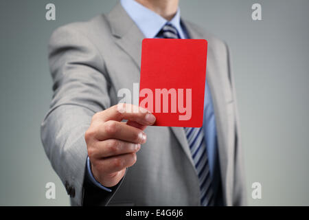 Geschäftsmann, die rote Karte zeigen Stockfoto