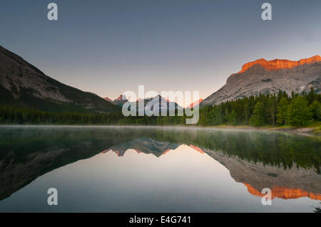 Sonnenaufgang über dem Festungsberg und Mount Kidd, Keil Teich, Spray Valley Provincial Park, Kananaskis, Alberta, Kanada Stockfoto