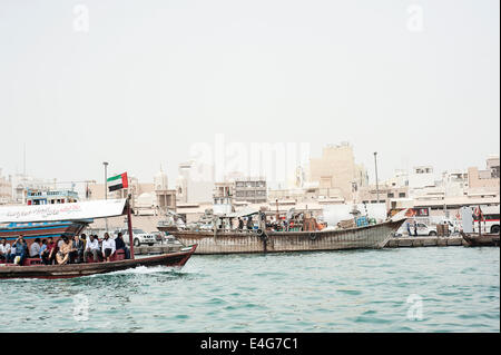 Abras, die Beförderung von Personen über den Creek in Dubai Stockfoto