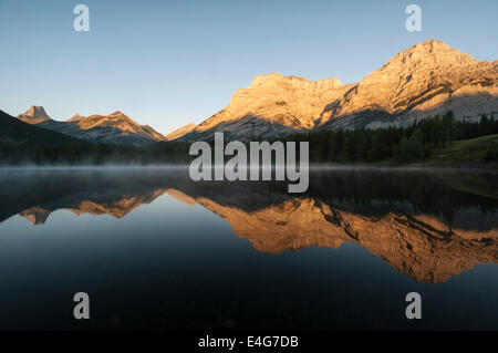 Sonnenaufgang über dem Festungsberg und Mount Kidd, Keil Teich, Spray Valley Provincial Park, Kananaskis, Alberta, Kanada Stockfoto