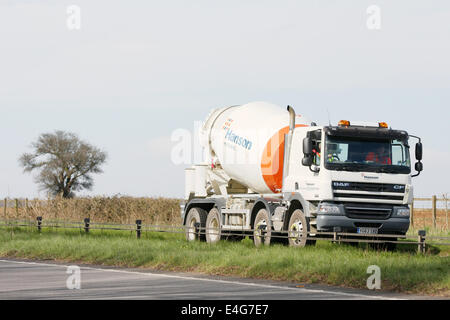 Eine Hanson-Betonmischer Reisen entlang der Schnellstraße A417 in The Cotswolds, England Stockfoto