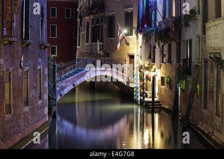 Venedig-Brücke und Kanal in der Nacht Stockfoto