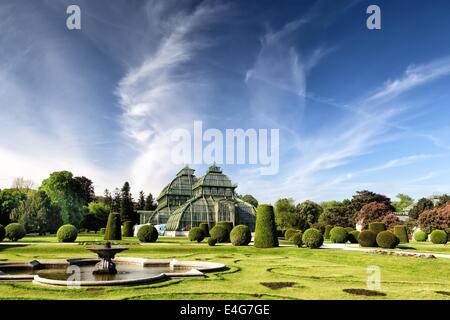 Gärten von Schönbrunn in Wien, Österreich, an einem schönen sonnigen Tag Stockfoto