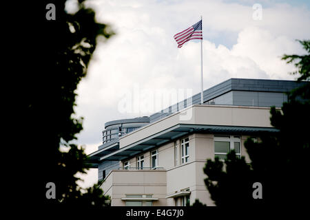 Berlin, Deutschland. 10. Juli 2014. Die US-Flagge ist in der amerikanischen Botschaft in Berlin, Deutschland, 10. Juli 2014 gesehen. Deutschland ist der Chef US Intelligenz Beamte in Berlin vertreiben. Foto: MAURIZIO GAMBARINI/Dpa/Alamy Live News Stockfoto