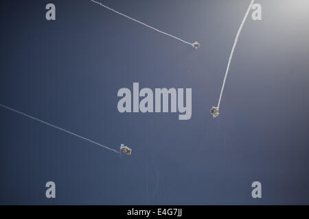 Sderot, Israel. 10. Juli 2014. Die Iron Dome Raketenabwehr-System abgefangen Raketen abgefeuert aus dem Gazastreifen über die Stadt Sderot, im Süden Israels am 10. Juli 2014. Bildnachweis: Janos Chiala/NurPhoto/ZUMA Draht/Alamy Live-Nachrichten Stockfoto