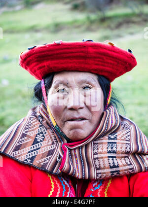 Quechua-Frau in der Nähe der archäologischen Stätte von Tambomachay - Cusco, Peru