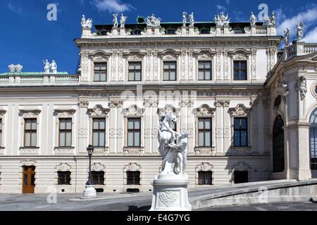 Statue von Pferd und Sphinx neben dem Eingang des Schlosses Oberes Belvedere, Wien, Österreich Stockfoto