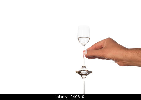 Mans Hand mit Schnaps Glas Stockfoto