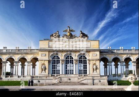 Wien, Österreich - 3.Mai: Gloriette Pavillon am 3. Mai 2014 in Wien. Der Pavillon diente als Ess- und Festival Hall sowie Stockfoto