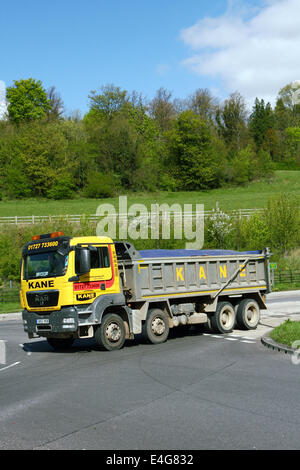 MAN Kipper unterwegs um einen Kreisverkehr in Coulsdon, Surrey, England Stockfoto