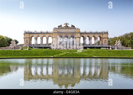 Wien, Österreich - 3.Mai: Schönbrunn Gärten und Gloriette Pavillon am 3. Mai 2014 in Wien. Der Pavillon diente als ein kulinarisches ein Stockfoto